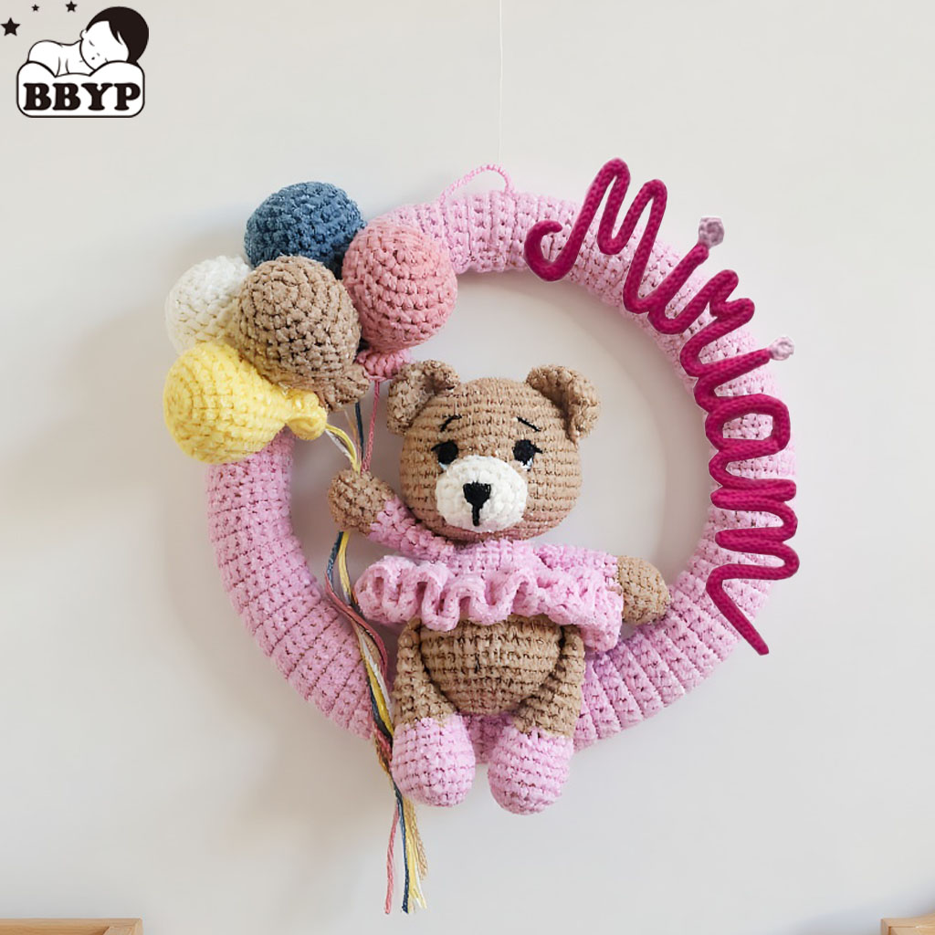 Baby Nursery Toy - إكليل اسم كروشيه مخصص مع الدب